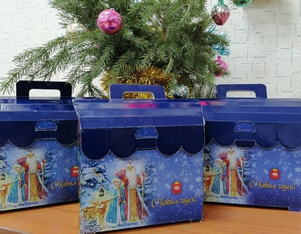 подарки детям на новый год в школе. новогодние подарки от соцзащиты. подарок от губернатора на новый год. новогодние подарки от соцзащиты дети. подарки от соцзащиты 2024 на новый.