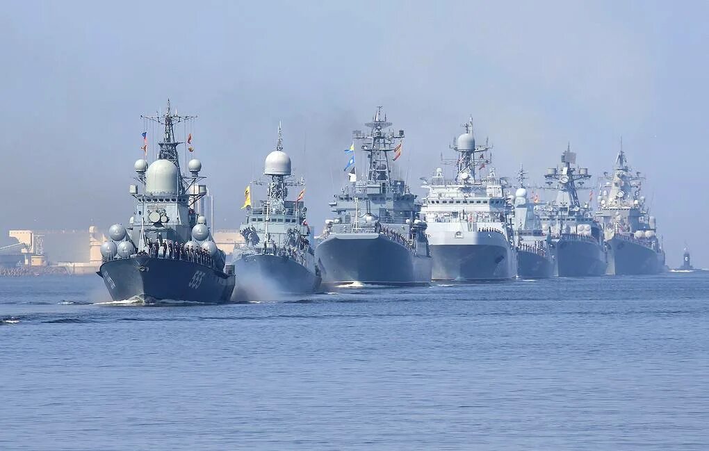 Российский военный флот корабли. Корабли ВМФ РФ на параде. Военно-морской парад в Санкт-Петербурге 2021. Военные корабли России 2021 флот России. ВМФ России 2021.