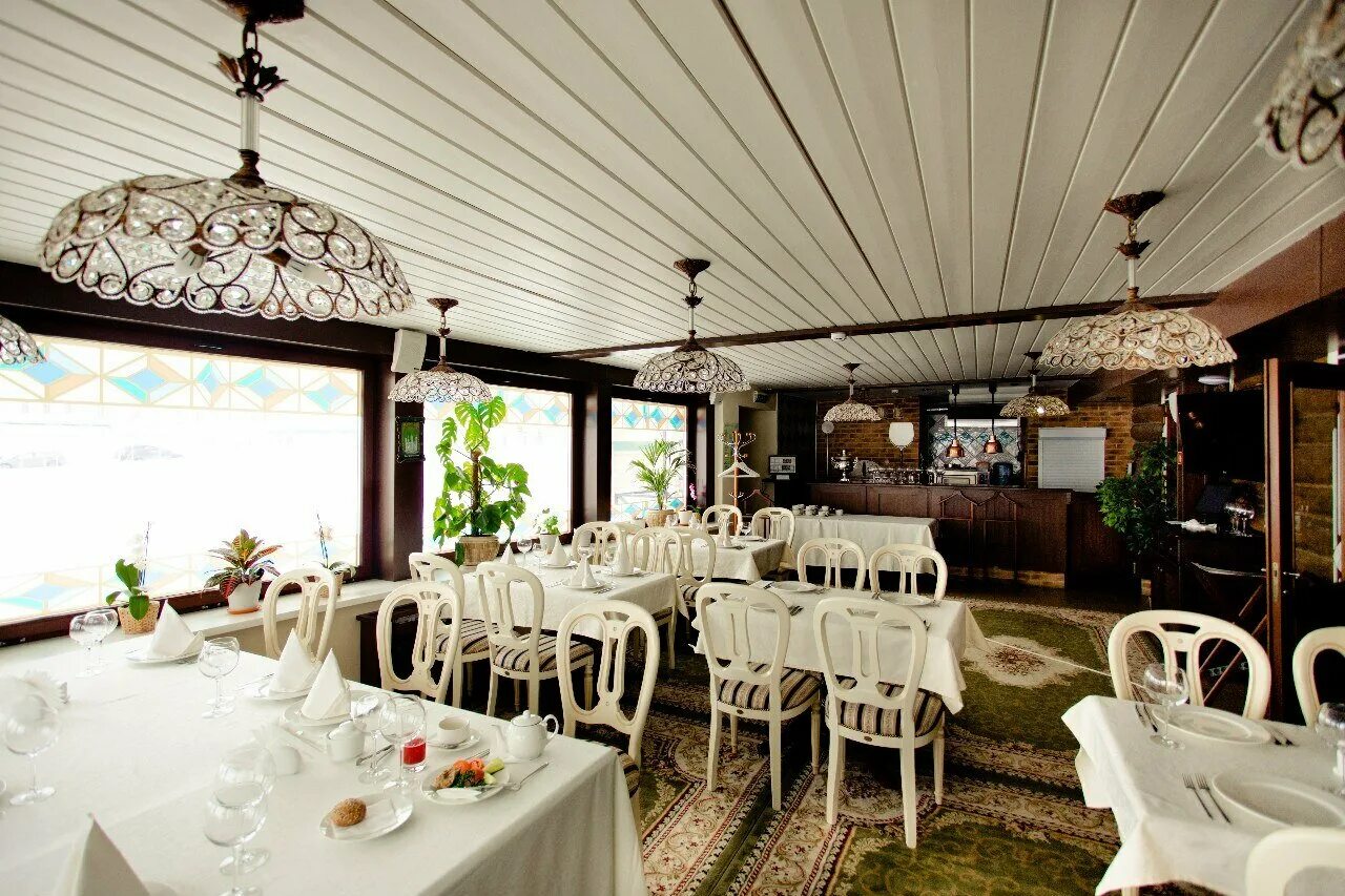 кафе в казани с национальной кухней. ресторан туган авылым в казани большой зал. татарская усадьба казань. дом татарской кулинарии на баумана. лучшие национальные рестораны казани.