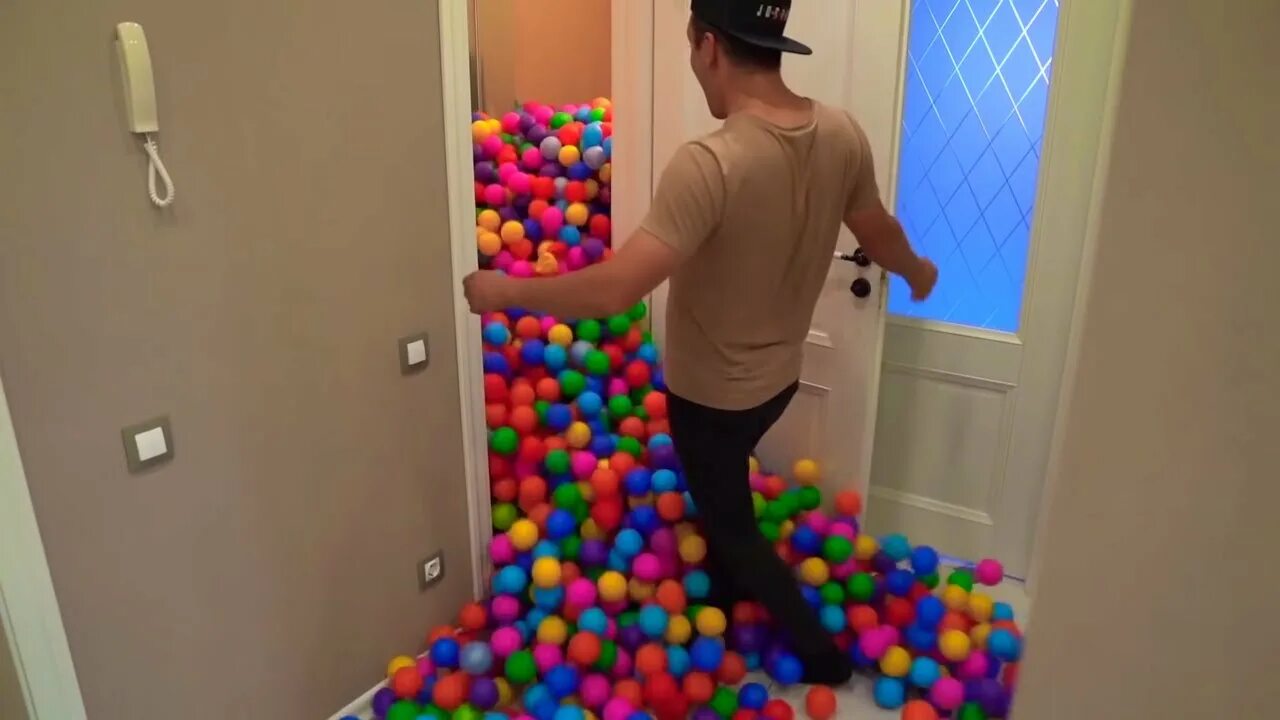 Миллион на шару. Сеня и 1 миллион шариков. Миллион разноцветных шариков. Игры с большим количеством шаров. Сеня и 1 миллион шариков! Цветные шарики везде!.