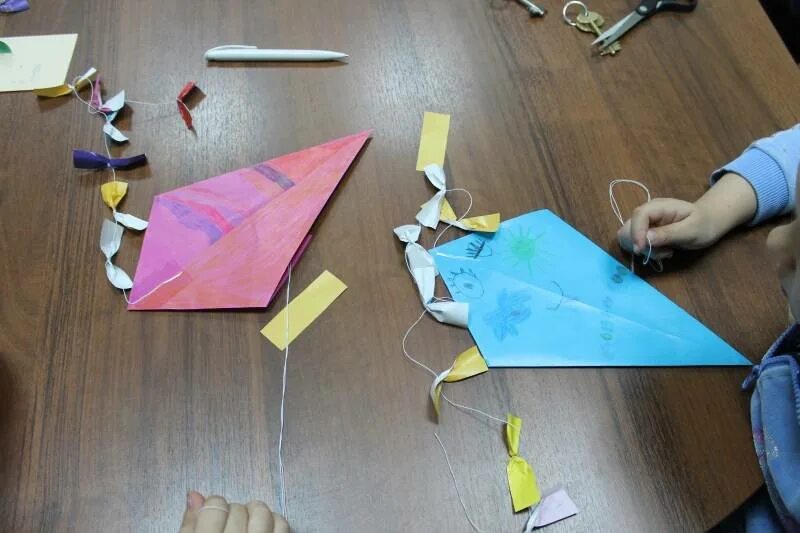 Воздушный змей технология 4. Конструирование воздушный змей. Воздушный змей мастер класс для детей. Мастер класс по изготовлению воздушного змея. Мастер класс воздушный змей из бумаги.