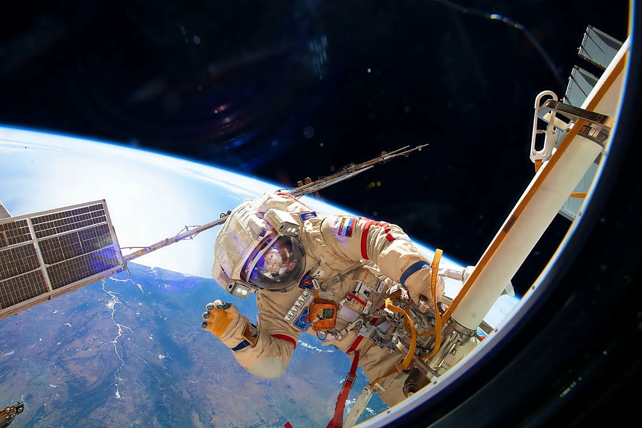 Объекта на орбите. Космический аппарат МКС. Космос МКС космонавт в открытом космосе. Новая МКС Космическая станция. Космический корабль на орбите.