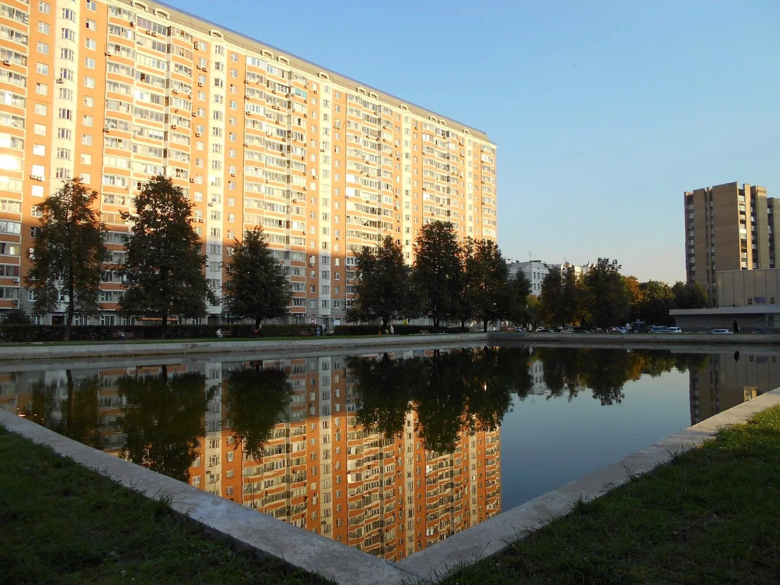 Площадь Академика Вишневского. Пруд на площади Вишневского в Москве. Пруд у кинотеатра Ангара. Проект пруда на площади Вишнёвского.