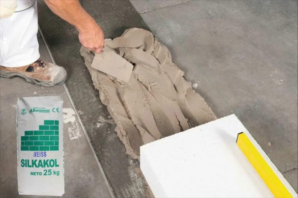 Раствор для кладки газоблока. Клей ютонг для газосиликатных блоков. Каретка для газобетона 300. Укладка газобетона. Инструмент для нанесения клея на газобетонные блоки.