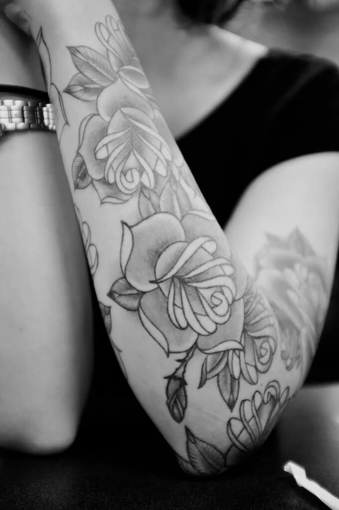 Черно белое тату девушке. Татуировки для девушек. Тату цветы. Тату цветы на руке. Тату на руке для девушек черно белые.