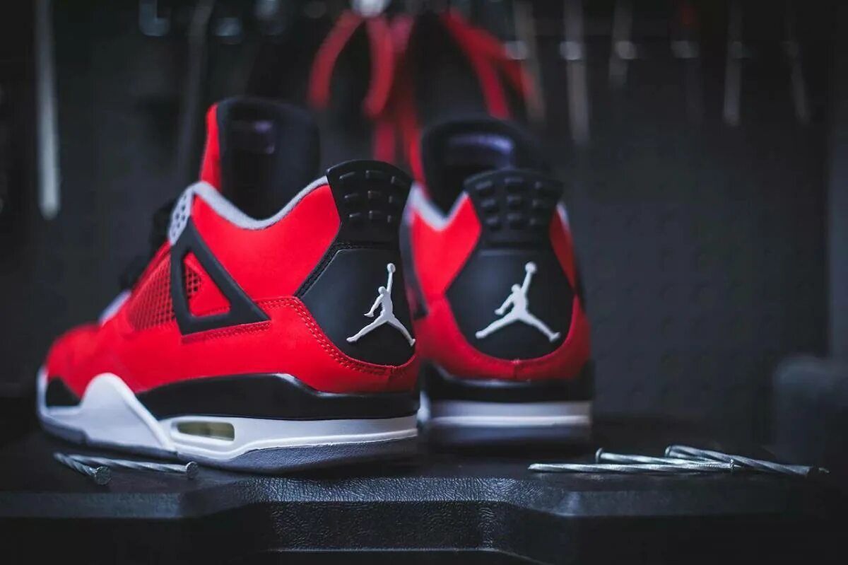 Топ джорданов. 5. Nike air jordan 1 retro. Nike air jordan 4 red. Nike air jordan 32.
