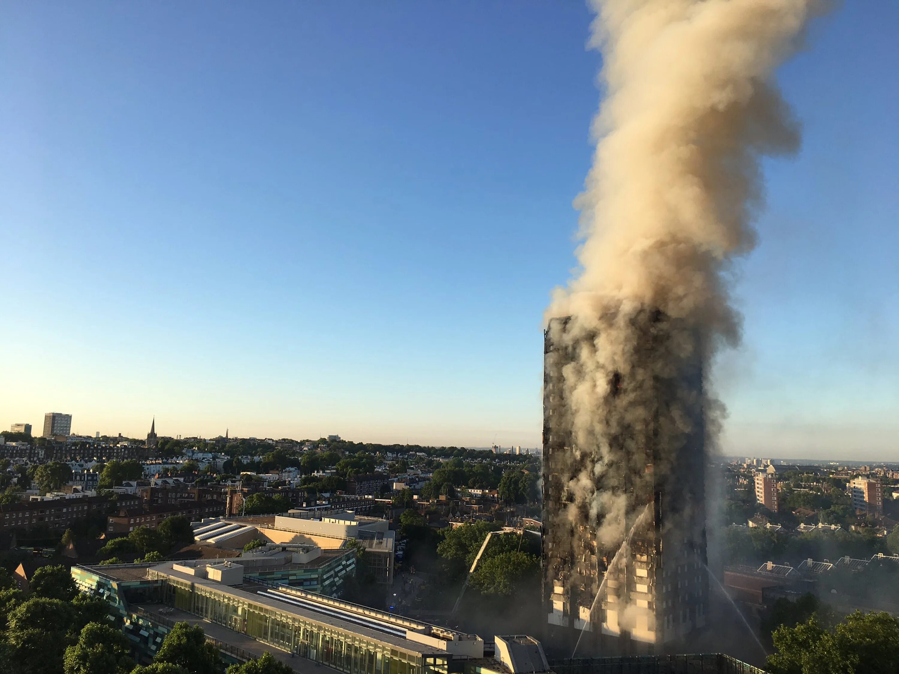 Горит небоскреб. Гренфелл Тауэр пожар. Grenfell Tower в Лондоне пожар. 2017: Пожар в Grenfell Tower в Лондоне. Гренфелл Тауэр Лондон.