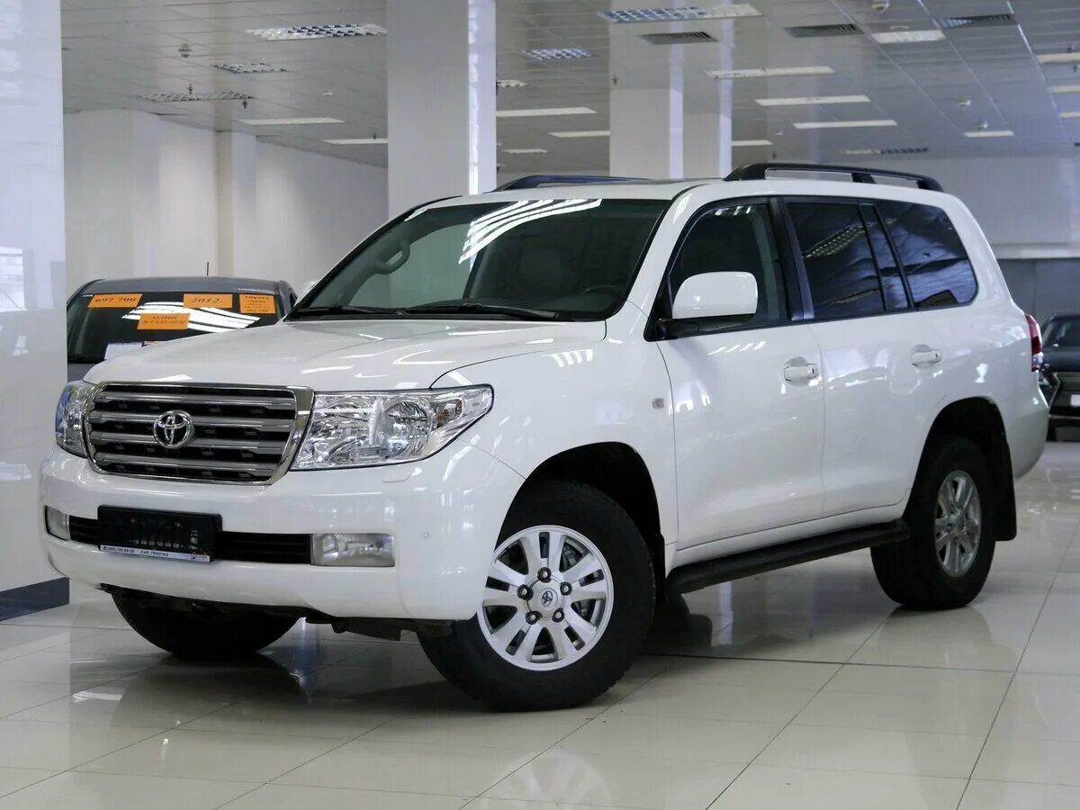 Автомобили ленд крузер 200. Toyota Land Cruiser 200 белый. Тойота ленд Крузер 200 2010 белый. Тайрта лендкрузер 200 белый. Toyota Land Cruiser 200 2010 White.