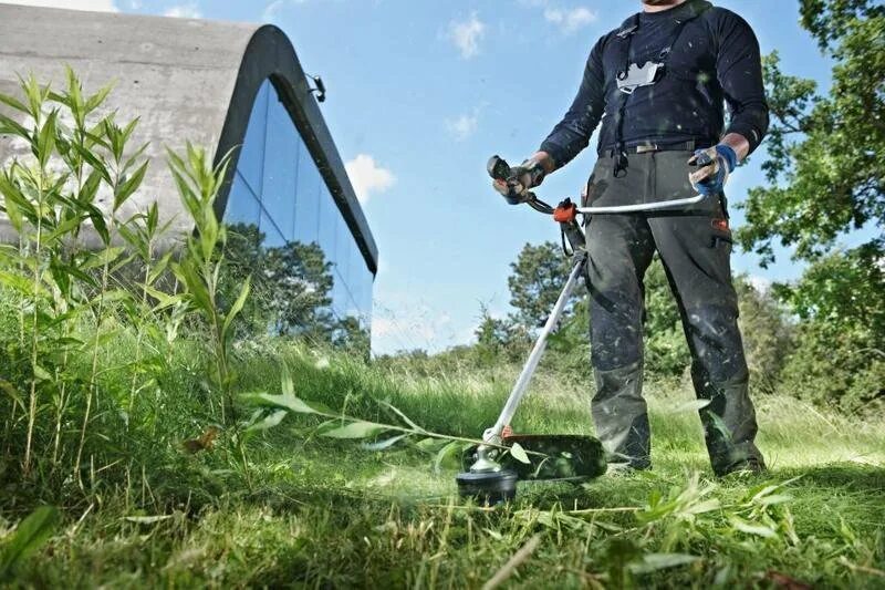 Цена ручной косилки травы. Триммер для покоса травы бензиновый Husqvarna. Триммер бензиновый Husqvarna 525rx. Husqvarna 128 r покос травы. Покос травы триммер Huter.