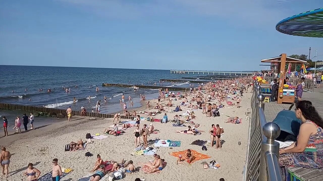 Пляж в зеленоградском. Пляж сковородка в Зеленоградске. Зеленоградск пляж променад. Зеленоградск Калининград променад. Зеленоградский пляж Калининград.