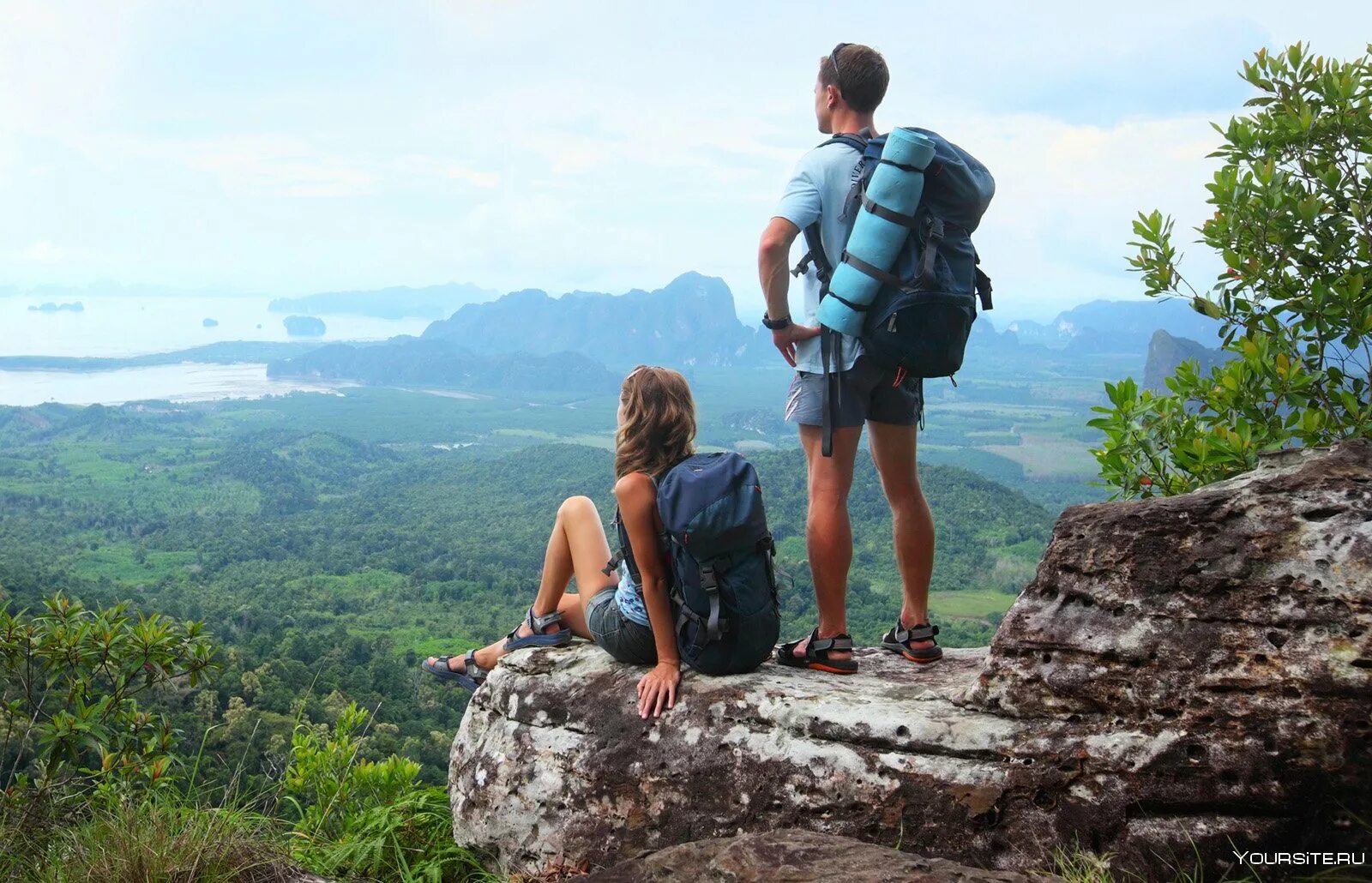 True tourist. Рюкзак путешественника. Дикий туризм. Природа туризм. Туризм картинки.