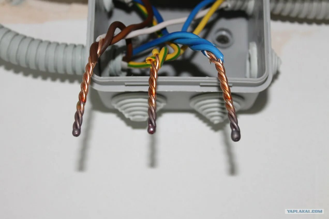 Сварка медных скруток. Сварка распаечных коробок медных проводов. Угольный электрод для сварки медных проводов. Пайка скруток медных проводов в коробке. Сварка скруток медных проводов.