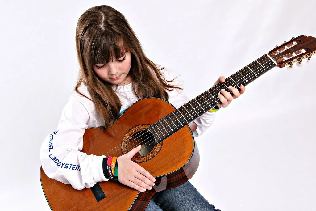 гитара ученику музыкальной школы. гитара ученику музыкальной школы. музыкальную школу по классу гитары. музыкальные инструменты для детей. мастер класс игры на гитаре.
