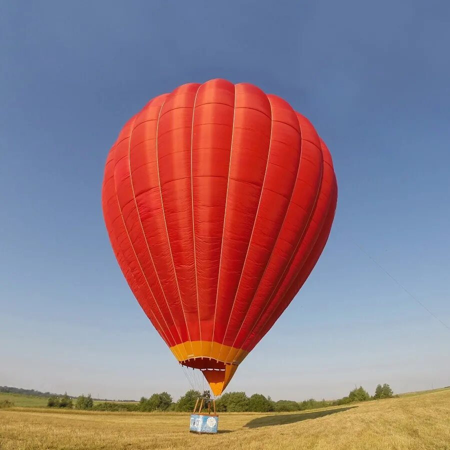 Полет на шаре Смоленск. Воздушный шар с корзиной. Большой воздушный шар. Красный воздушный шар с корзиной.