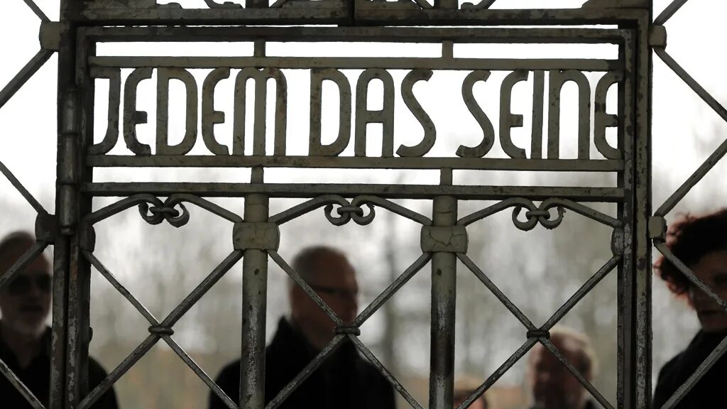 Ворота лагеря Бухенвальд каждому свое. Ворота Освенцима каждому свое. Концлагерь Бухенвальд надпись на воротах. Арбайт Махт Фрай на воротах концлагеря.