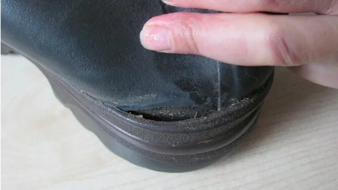 Можно стирать сапоги в стиральной машине. Резиновая кожа для обуви. Пятка лыжного ботинка внутри. Туфли чёрные немного изношенные. Ремонт резиновых Сапогов.