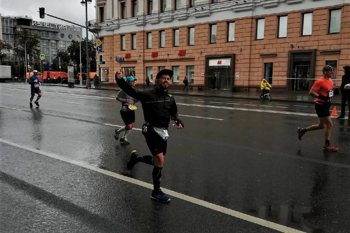 Бег в бейсболке. Беговой клуб бег 48. Человек на пробежке. Nike беговые марафон. Пять верст забег зеленоград видео.