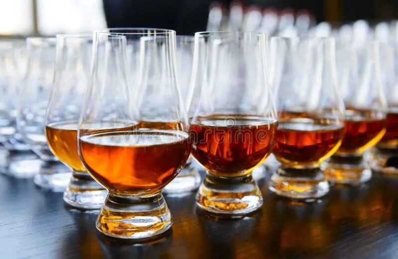 Whisky tasting. Бокал для граппы. Дегустация виски. Дегустатор виски. Whisky tasting.