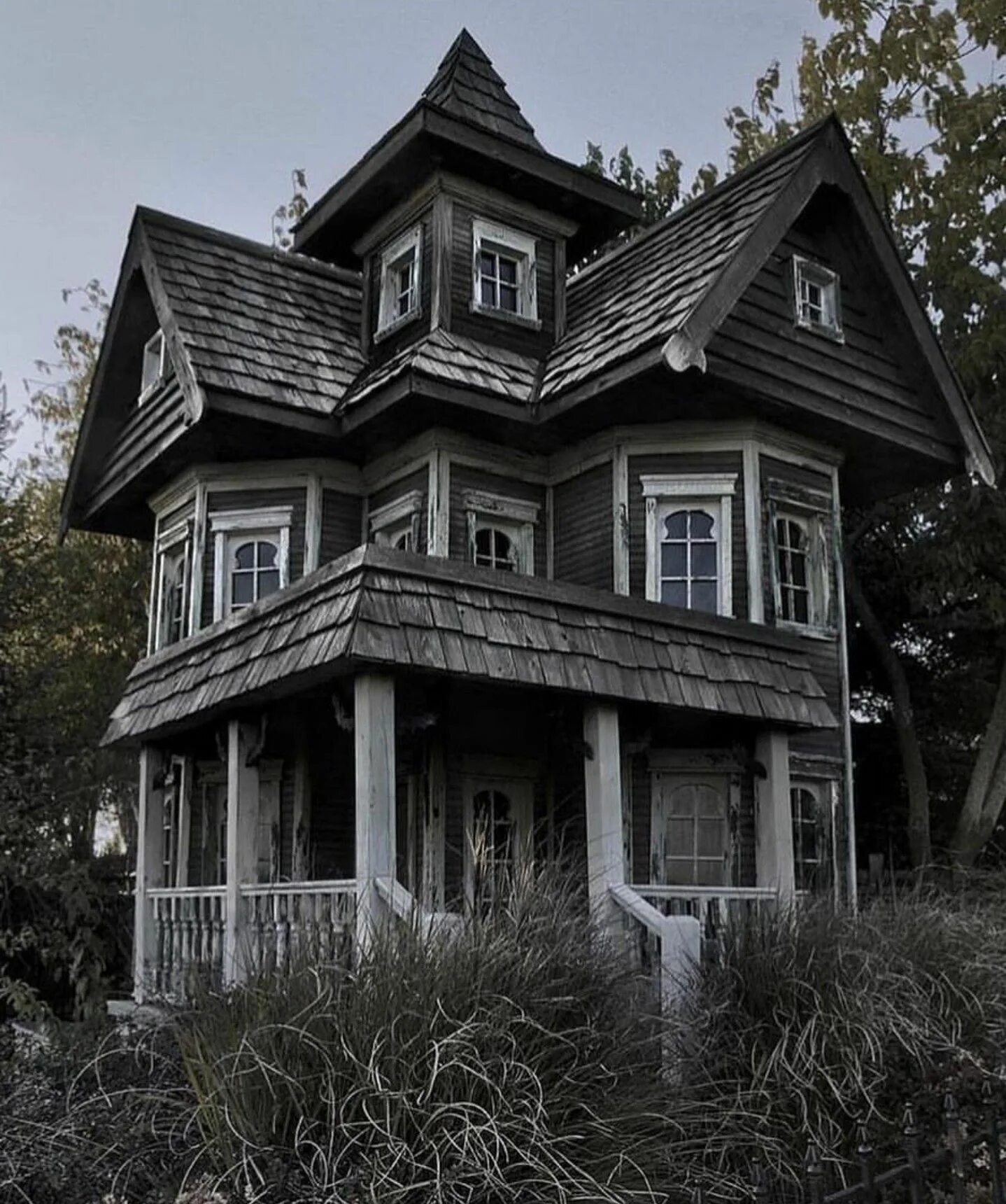 Старый серый дом. Крипи Хаус особняк. Деревянный особняк с привидениями в США. Заброшенные дома. Заброшенный деревянный дом.