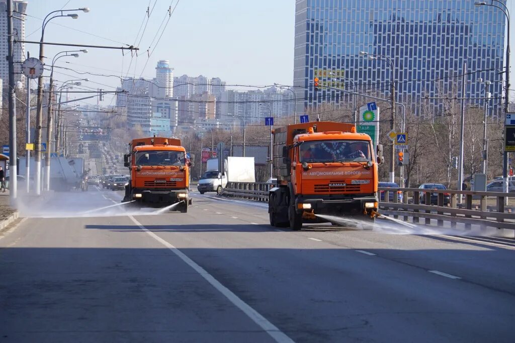 Мытье дорог. Поливальная машина. Мойка дорог. Мойка дорог в Москве. Мойка проезжей части.