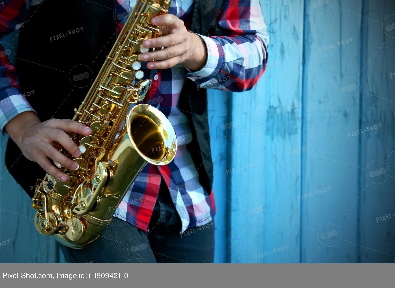 Playing saxophone. Саксофон. Саксофонист. Саксофон фото. Красивый саксофон.