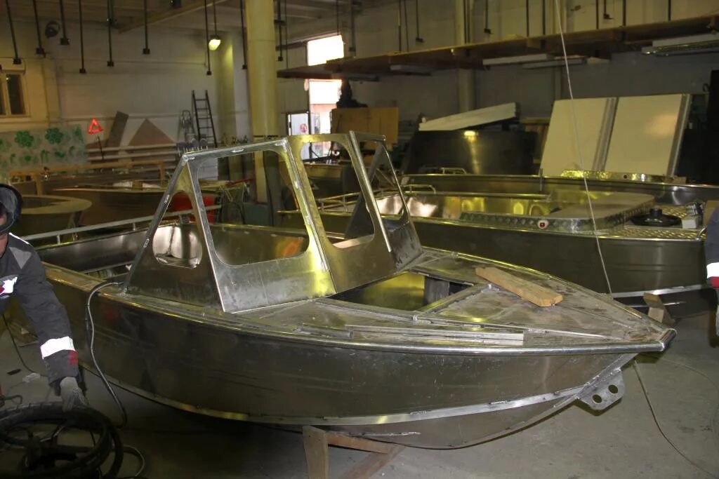 Лодка алюминиевая x Craft-37j. X-Craft 47 лодка. Алюминиевая лодка "прогрес". Алюминиевые лодки цех. Производители алюминиевых лодок