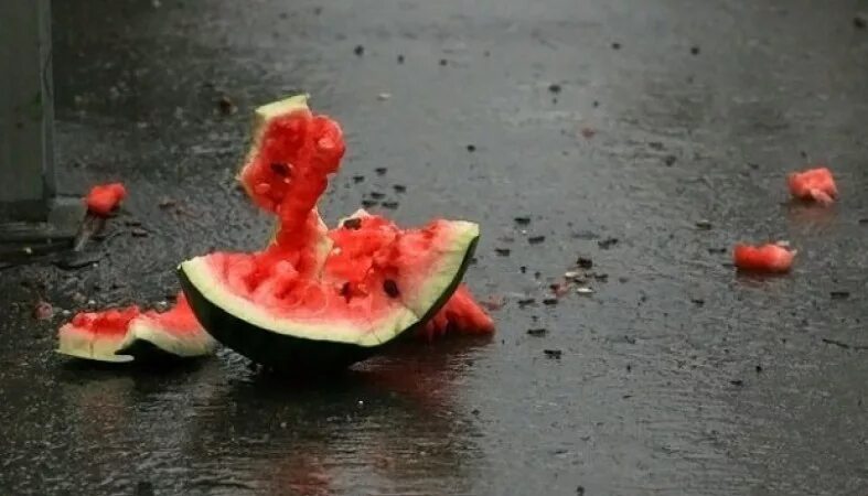 Разбивать арбузы. Арбуз лопнул. Арбузы с надписью. Арбуз лопнул. Киянка по арбузу.