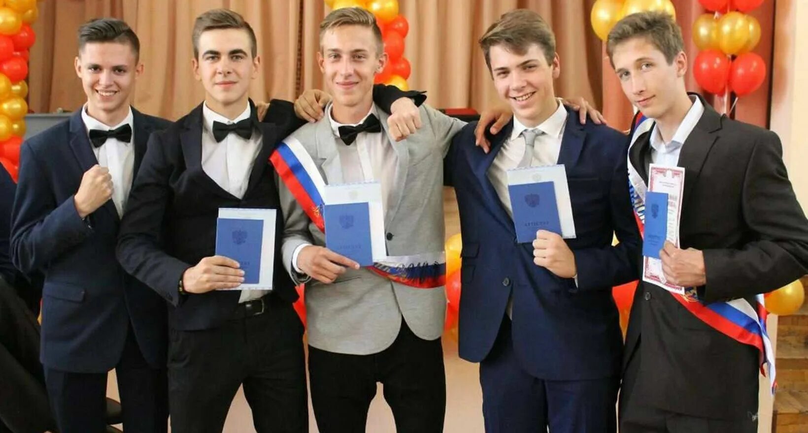 После 9 класса выпускники. Выпускники мальчики. выпускники с аттестатом.