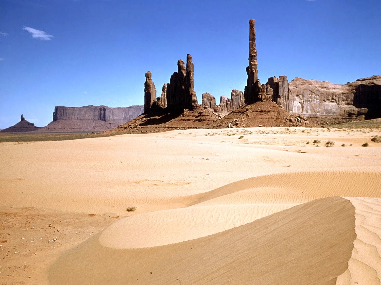 Эль ХАМРА пустыня. Абу-Даби песчаные каньоны. Пейзаж пустыни. Пустынный город.