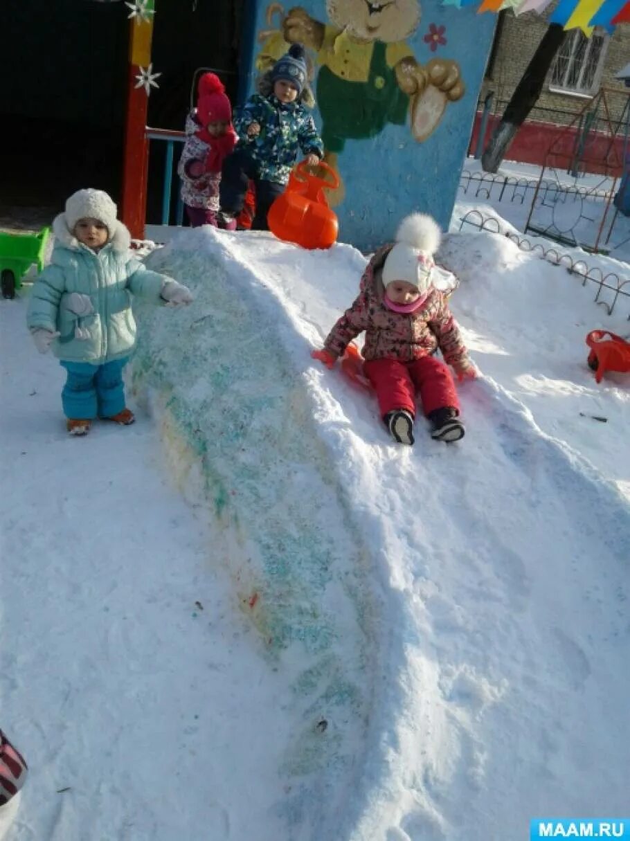 Горки из снега в детском саду. Снежная горка в детском саду. Детская горка из снега. Снежные горки в детском саду.