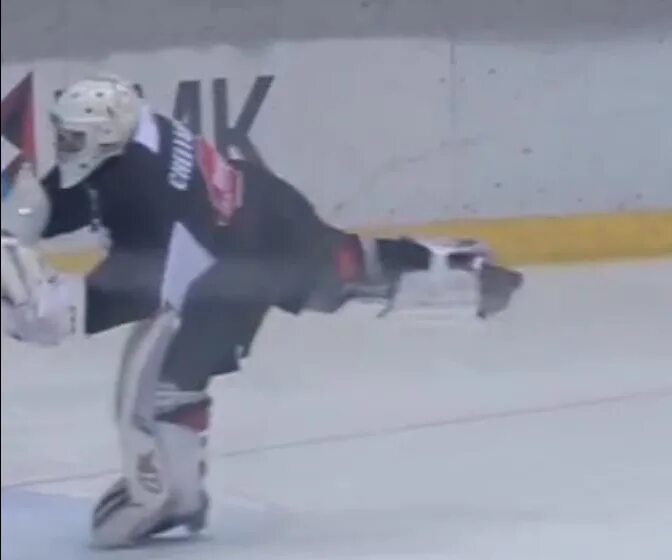 фигуристы хоккеисты. хоккей любители. ковальчук с фигуристкой. Figure skating vs hockey funny. крытый каток хоккеист.