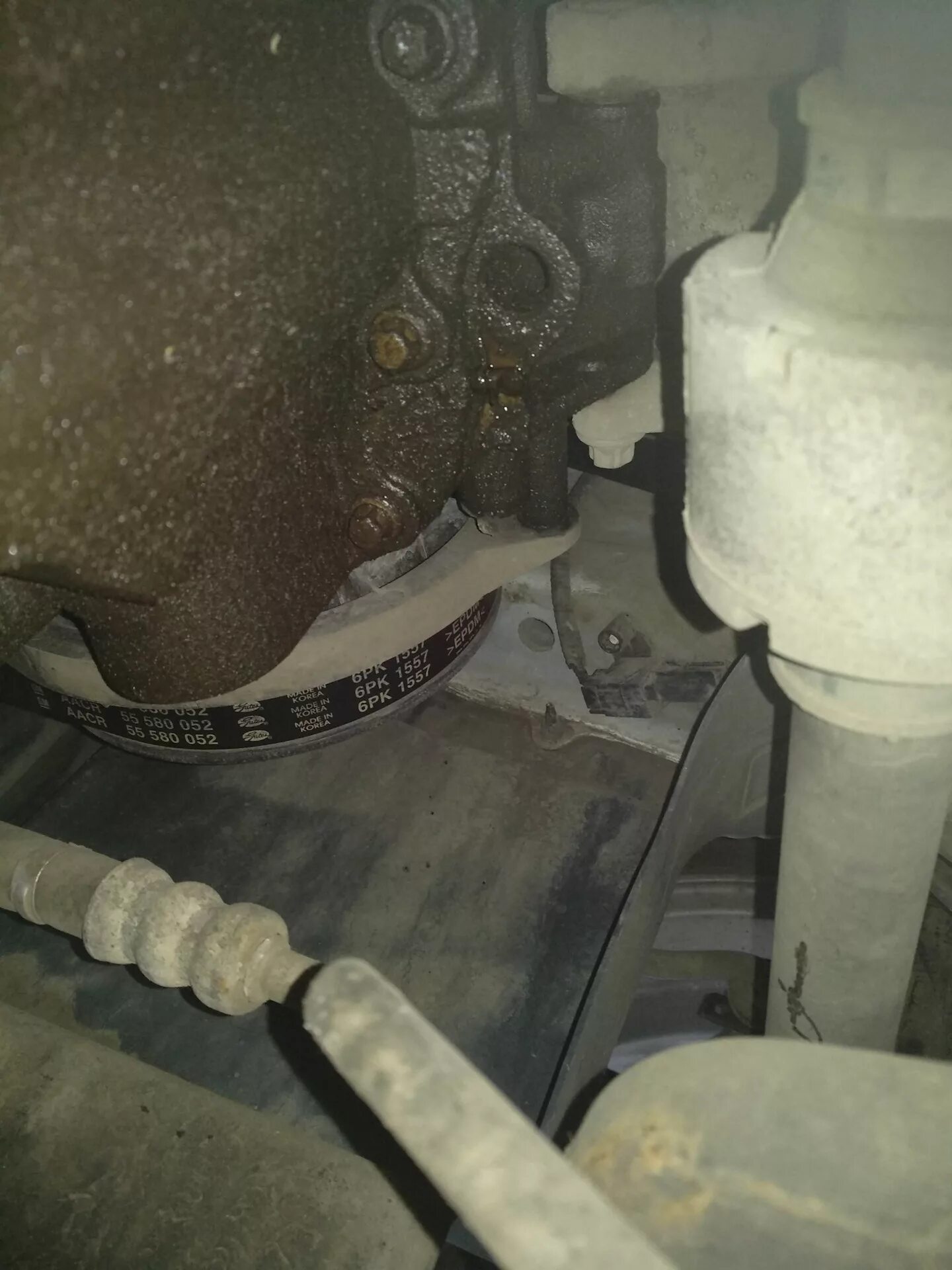 Течь масла авео. Кольцо уплотнительное катушки зажигания авео. Chevrolet aveo t300 фильтр акпп. Подтеки масла авео т250. Течь сальника коленвала шевроле авео т250.