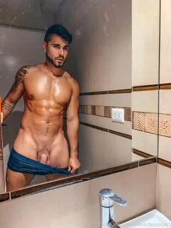 Alexis Jesus Descalzo Es un cantante, compositor, y modelo peruano. 