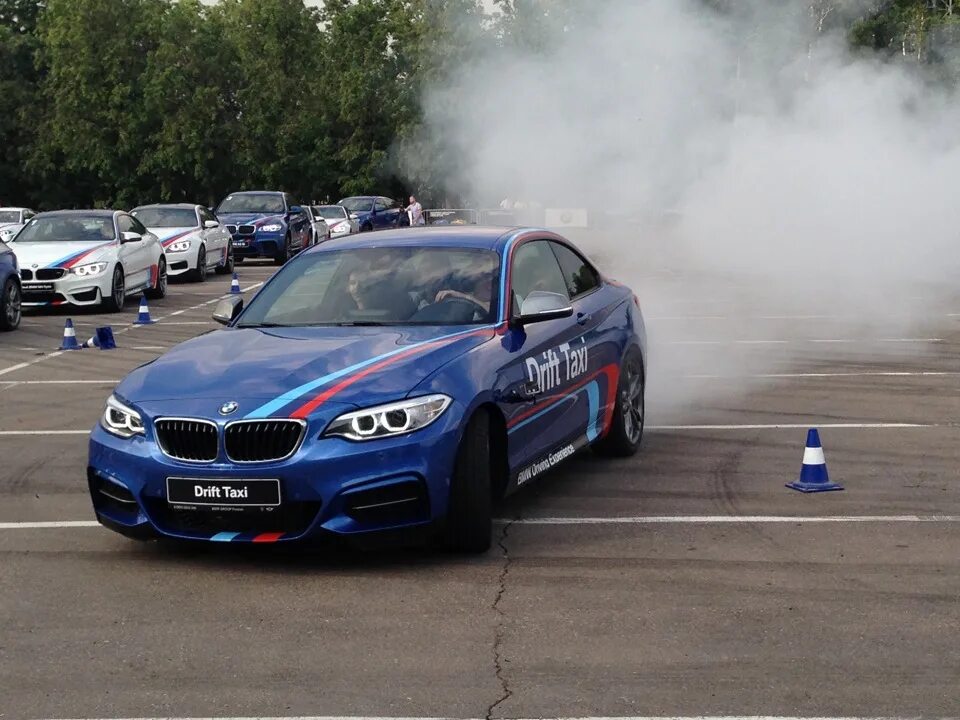 BMW дрифт. БМВ дрифтует. Парный дрифт БМВ. BMW 1 Drift.