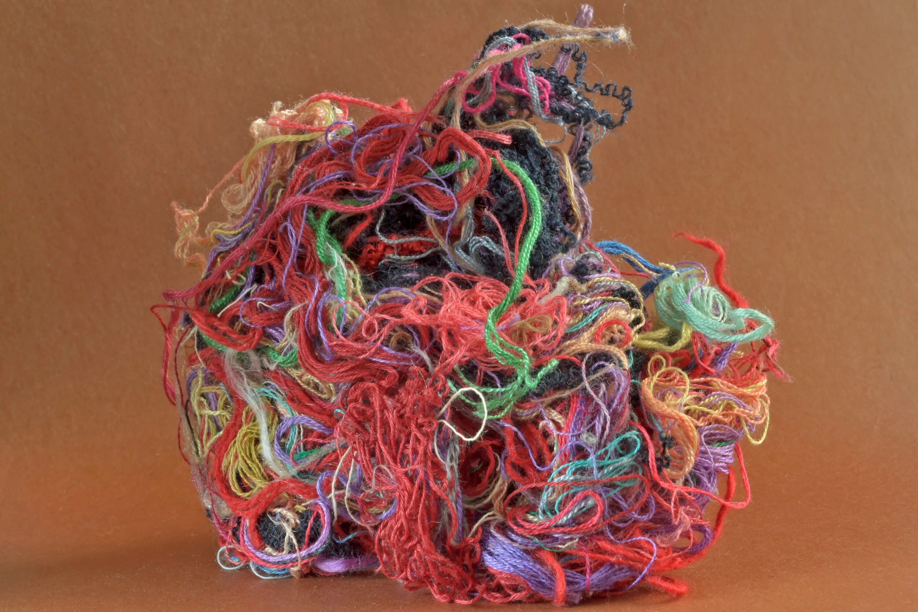 Пять ниток. Спутанные нитки. Цветные нитки. Разноцветная пряжа для вязания. Запутанные клубки ниток.