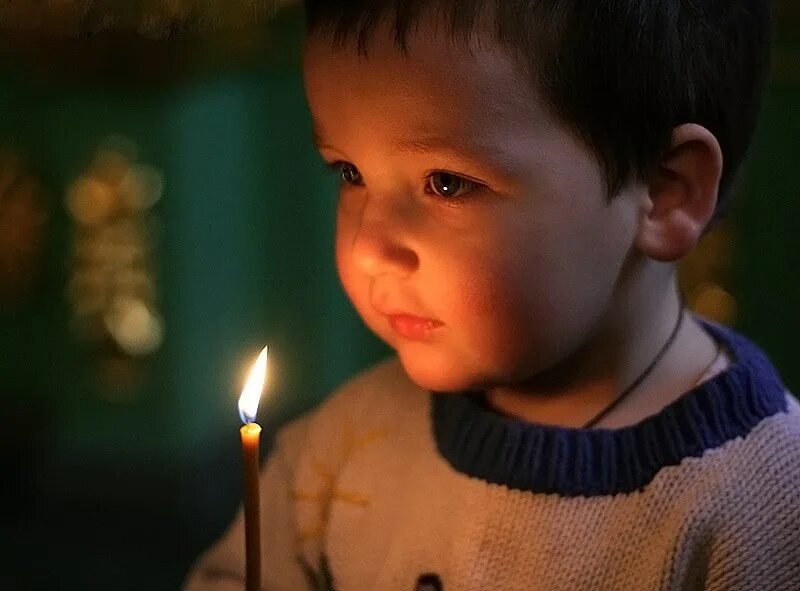 Дети в храме. Дети молятся в храме. Мальчик в церкви. Ребенок со свечкой в храме.