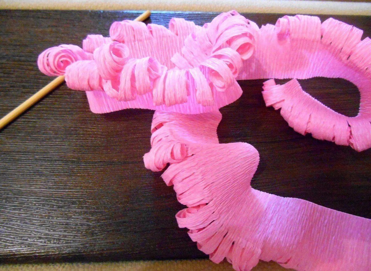 сделать поделки из гофрированной бумаги. цветы из гофрированной бумаги. розы из крепированной бумаги. розы из гофрированной бумаги своими руками. поделки низ гофпмпрванной бумаги.