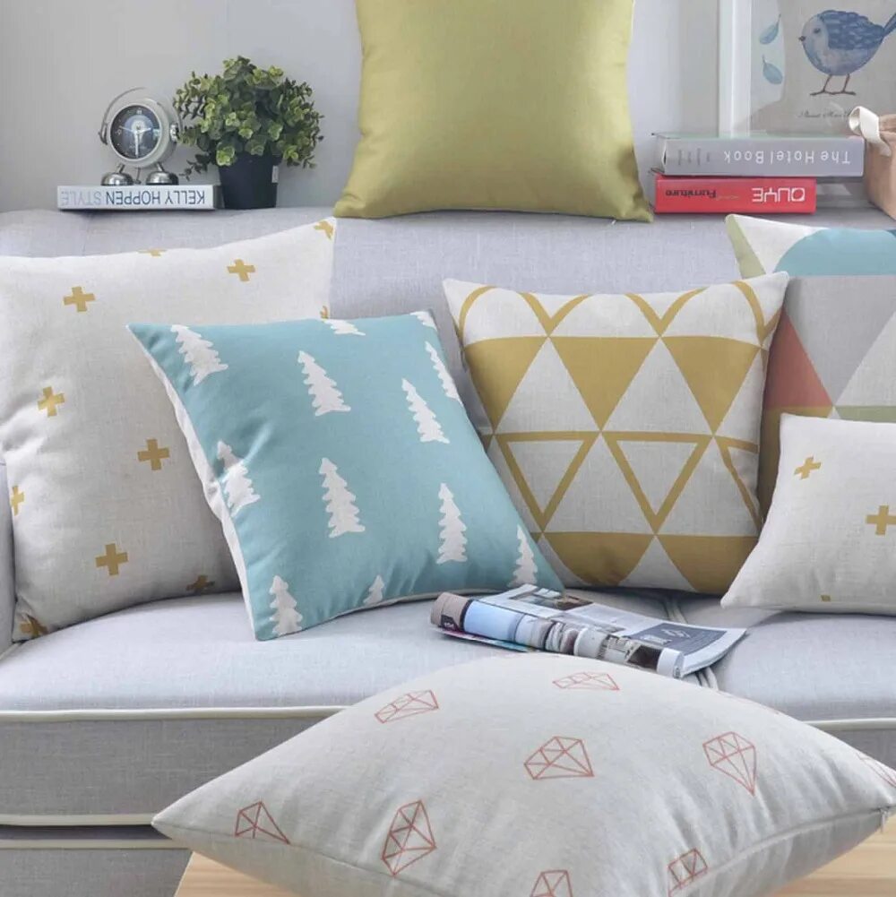 Трендовая подушка. Sholk classic pillowcase on the bed. Подушки в интерьере. Трендовая подушка. Диванные подушки.