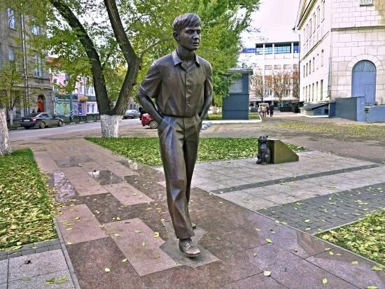 Памятник ошибкам. Памятник табакову в саратове. памятник табакова в москве. памятник актёру табакову в саратове. памятник табакову на сухаревской.