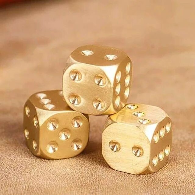 7 игральных кубика. Золотые игральные кубики. серьги игральные кости. много игральных костей. кости игровые золотые.