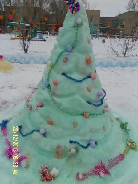 Фигуры из снега елка. Елка из снега своими руками. Фигуры из снега елка. Снежные постройки в детском саду. Как сделать елочку из снега.