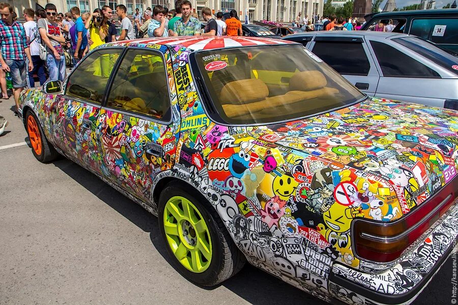 стикер бомбер на авто. наклейки стикербомбинг. пленка stickerbomb №4. стикербомбинг toyota camry. любовный бомбинг.
