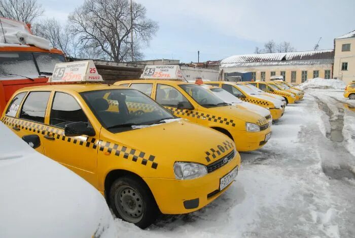 Реестр легкового такси москва. Такси Казань. Такси в снегопад. Пассажирское такси. Казанской такси.