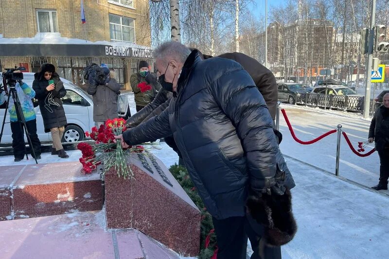 Новости дня 6 февраля. Возложение цветов к памятнику воинов интернационалистов. Памятник воинам интернационалистам Ханты-Мансийск. В Курганской области почтили память воинов-интернационалистов. 15 Февраля день памяти воинов интернационалистов.