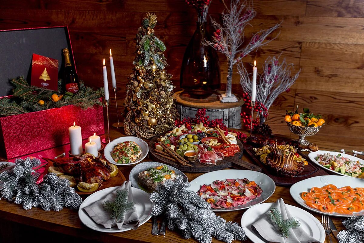 Рождество какие блюда. Новогодний стол. Новогодний и праздничный стол. Праздничный стол на новый год. Рождественский стол.