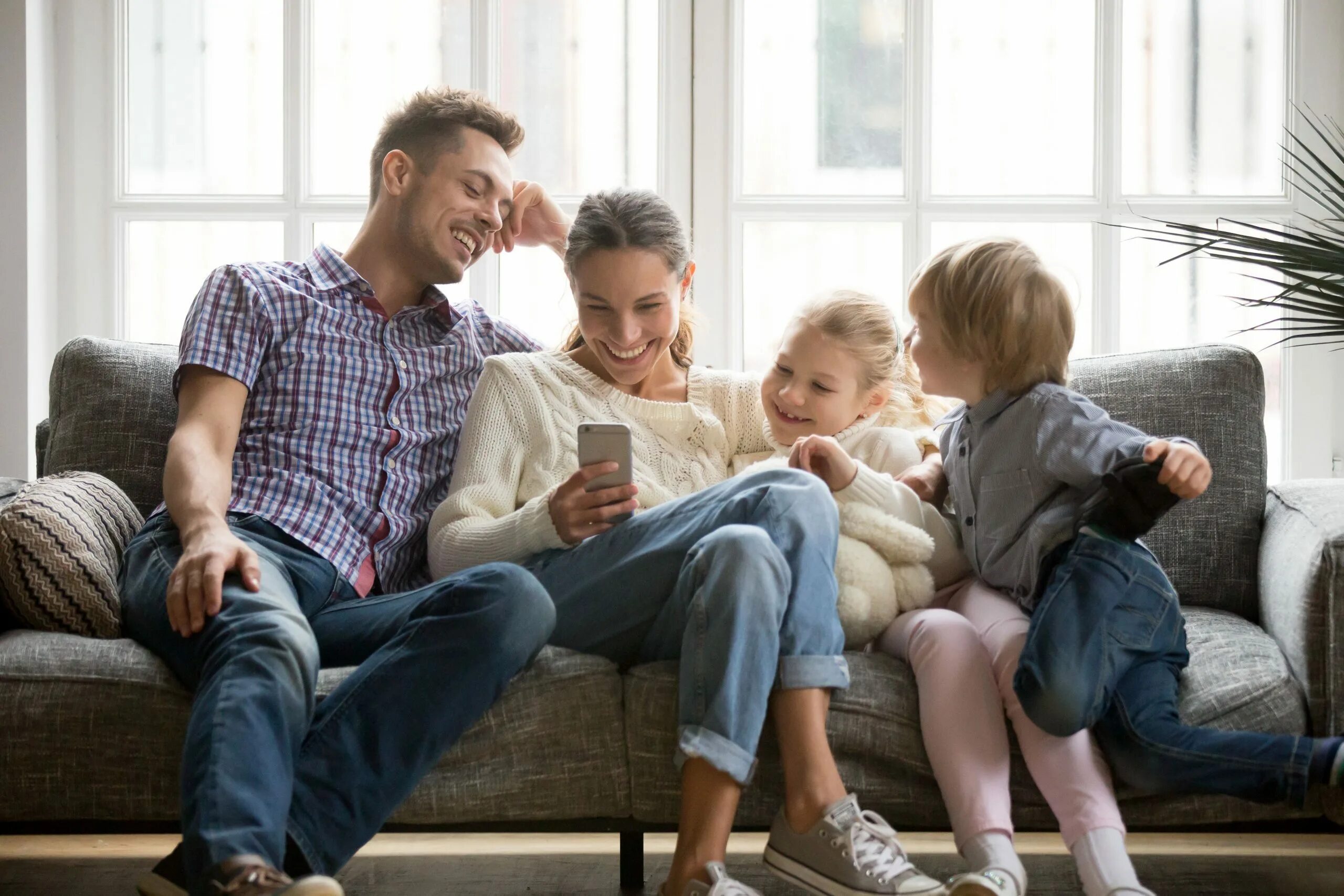 We like to have family. Семейная пара с ребенком. Счастливая семья. Ребенок в семье. Семья с тремя детьми.