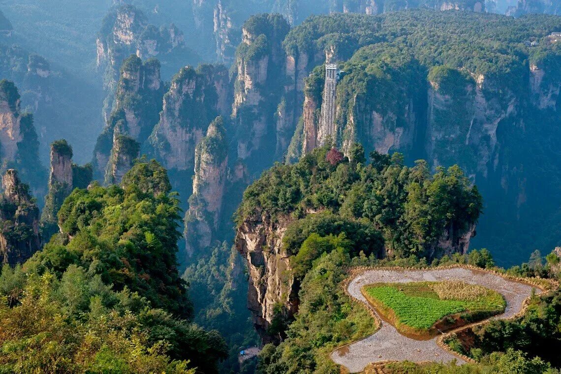 Считается одной из самых интересных. Национальный Лесной парк Чжанцзяцзе (Zhangjiajie), Китай. Горы Улинъюань Китай. Национальный парк Улинъюань Китай. Национальный парк Чжанцзяцзе (провинция Хунань).