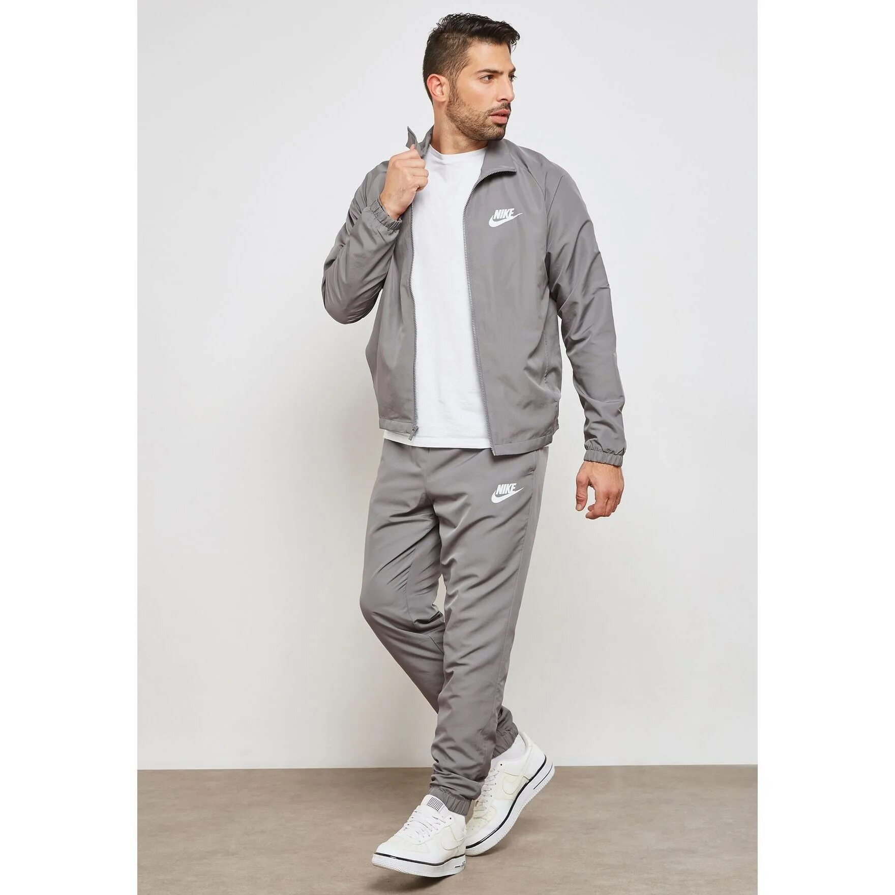 Серый костюм найк теч. Мужской спортивный костюм Nike Sportwear Sport Essentials. Костюм спортивный мужской 205299 найк. Nike BKLYN костюм.