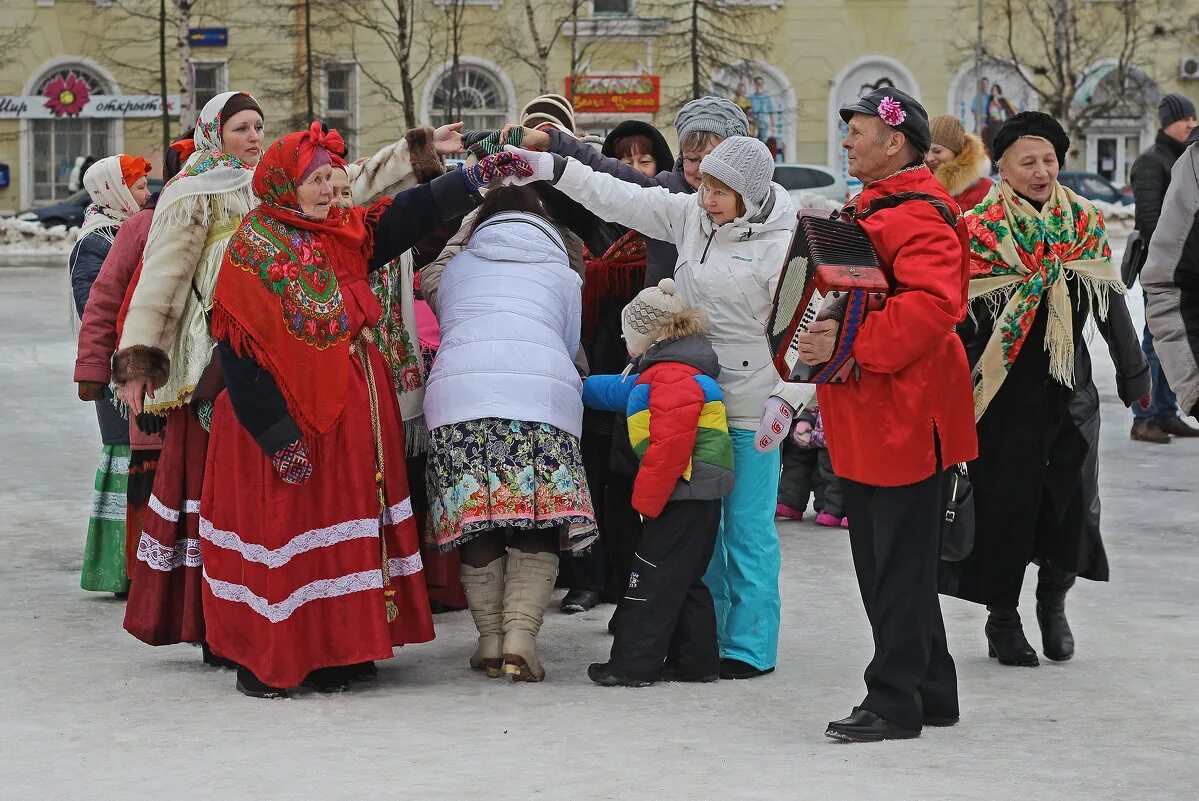 Катание с горы на масленицу. Игра ручеек на масленицу. Масленица ручеек. Масленица веселье. Масленица хоровод.