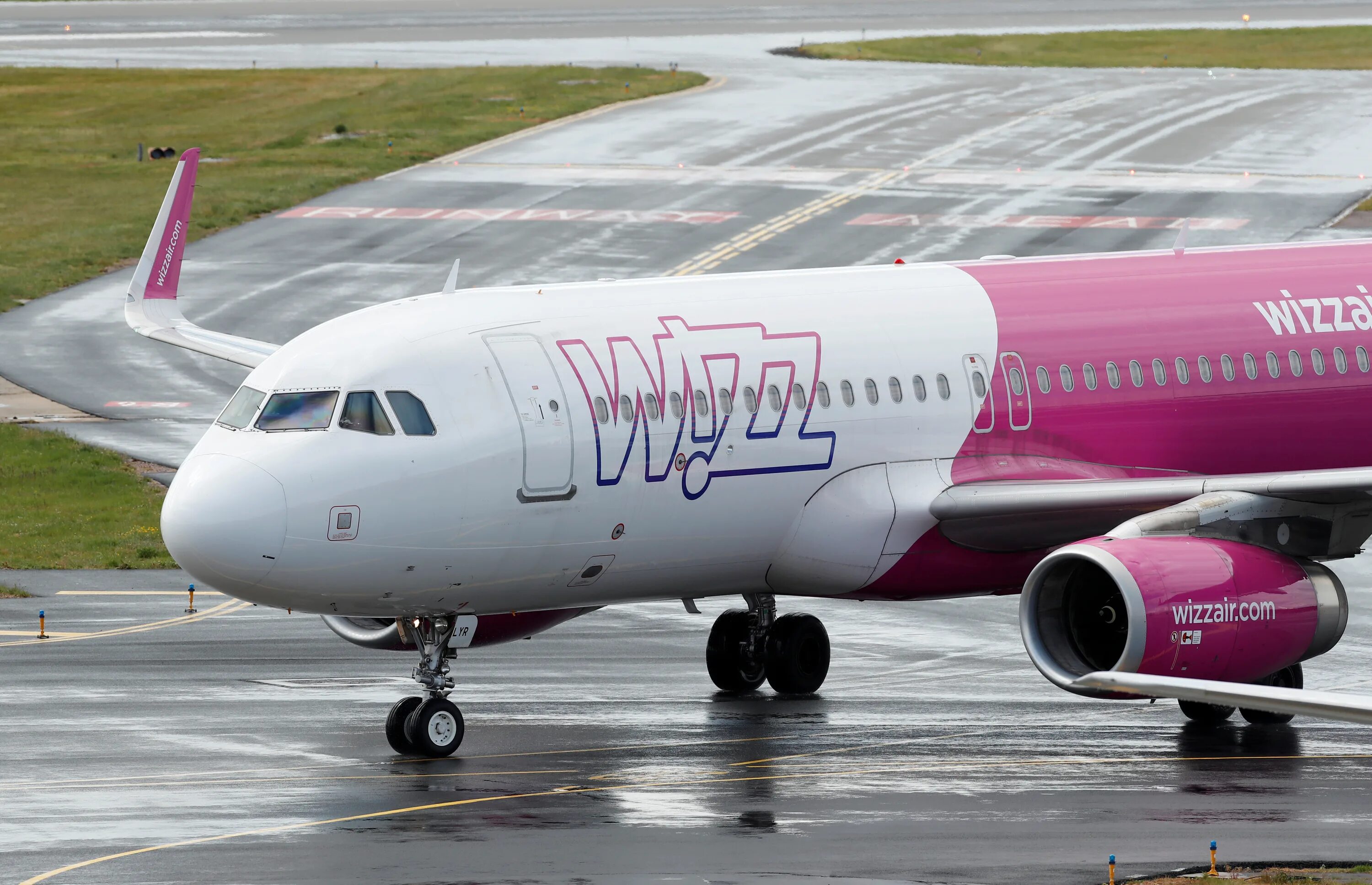 Wizz ереван. Wizz Air Абу Даби. Wizz Air Abu Dhabi самолеты. Wizz Air a321neo. Airbus a321neo Wizz Air.